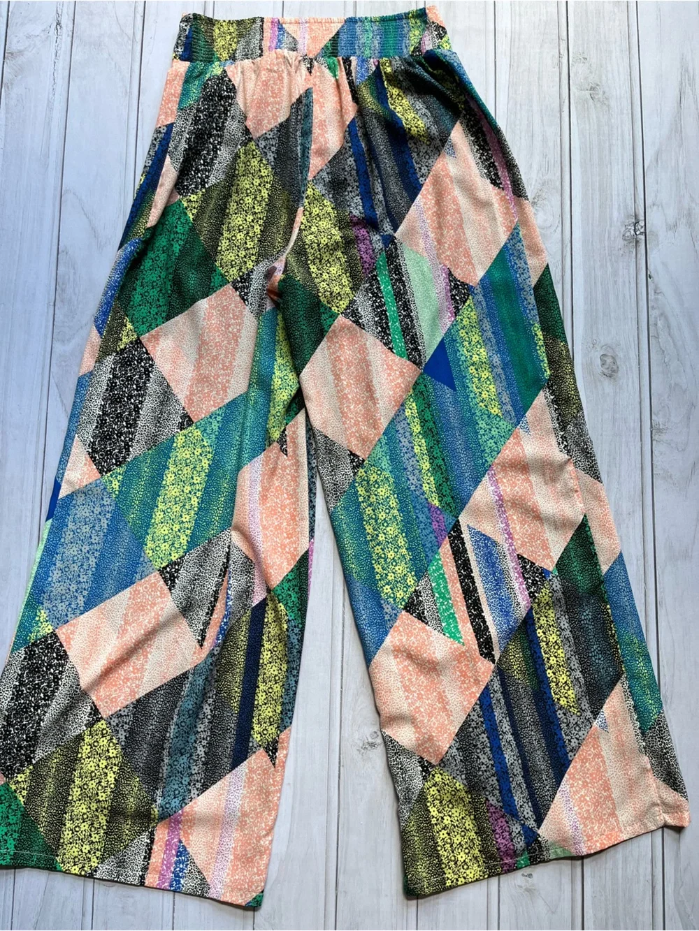 Women’s Bar lll geometric colorblock wide leg palazzo pull on pant. Size medium